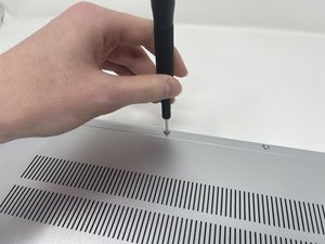 Langkah 2 — Lepaskan Sekrup Panel Belakang
