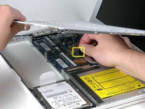 Langkah 8 — Mengangkat Kabel Penghubung Casing Atas