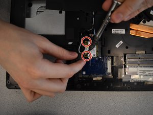Langkah 8 — Melepas Sekrup Keyboard