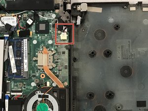 Langkah 3 — Memutus Kabel Charging Port