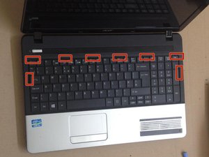 Langkah 1 — Matikan Laptop dan Lepaskan Baterai
