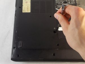 Langkah 1 — Matikan Laptop dan Buka Tutup Bawah