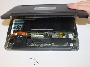 Langkah 1 — Membuka Tutup Belakang Laptop