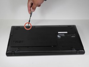Langkah 1 — Buka Panel Belakang Laptop