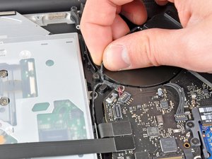 Langkah 7 — Melepas Kabel Hard Drive
