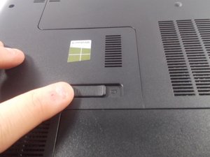 Langkah 1 — Matikan Laptop dan Lepaskan Baterai