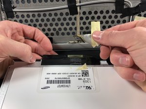 Langkah 4 — Lepaskan Kabel Inverter LCD