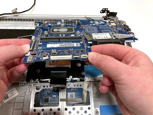 Langkah 6 — Angkat Motherboard dari Laptop