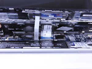 Langkah 6 — Akses Kabel Keyboard dan Touchpad