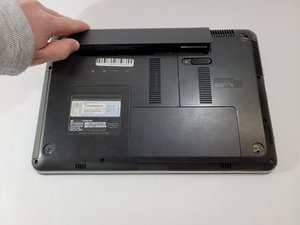 Langkah 2 — Buka Tutup Bagian Bawah Laptop