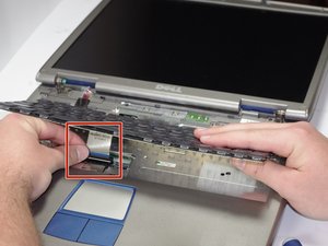 Langkah 4 — Angkat dan Lepaskan Keyboard