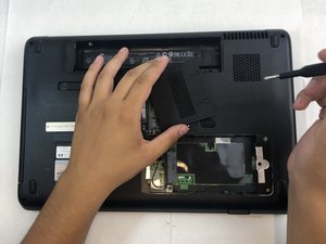 Langkah 5 — Lepaskan Sekrup Penutup Kartu Memori