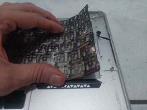 Langkah 4 — Mengangkat Keyboard