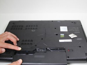 Langkah 2 — Lepaskan Kabel Kipas dari Mainboard