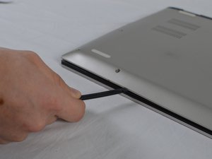 Langkah 3 — Lepaskan Casing Belakang Laptop