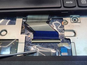 Langkah 4 — Melepaskan Kabel Fleksibel
