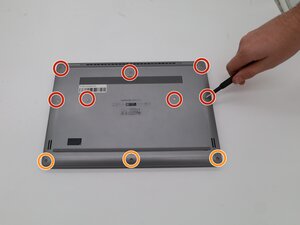 Langkah 1 — Membuka Tutup Bawah Laptop