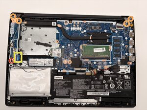 Langkah 3 — Lepaskan Skrup dan I/O Board