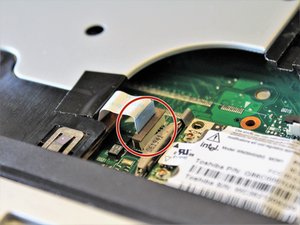 Langkah 5 — Lepaskan Kabel Internal