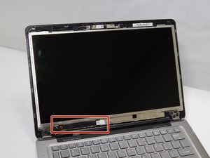 Langkah 2 — Memutus Kabel di Bagian Bawah Layar