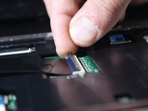 Langkah 3 — Lepaskan Kabel Keyboard dan Angkat Keyboard