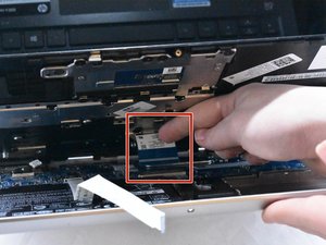 Langkah 7 — Lepaskan Kabel Touchpad