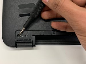 Langkah 2 — Membuka Tutup Bawah Laptop