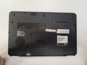 Langkah 1 — Balikkan Laptop dan Hapus Baterai