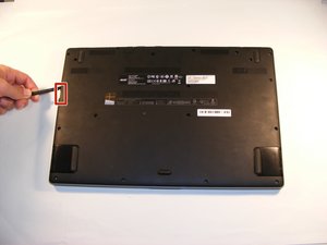 Langkah 2 — Membuka Tutup Bagian Bawah Laptop