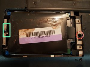 Langkah 2 — Lepaskan Hard Drive