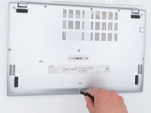 Langkah 1 — Matikan Laptop dan Buka Tutup Bawah