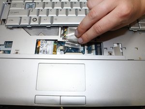 Langkah 5 — Lepaskan Kabel Keyboard