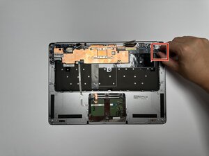 Langkah 6 — Angkat Motherboard