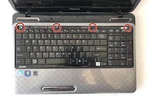 Langkah 2 — Mengeluarkan Motherboard
