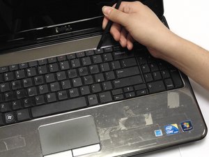 Langkah 7 — Lepaskan Kabel Keyboard