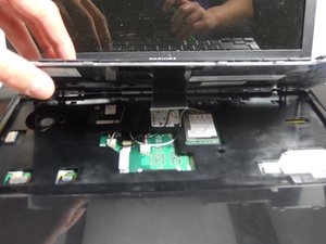 Langkah 5 — Membuka Casing Laptop