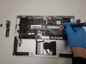 Langkah 5 — Lepaskan SSD dan Pasang SSD Baru