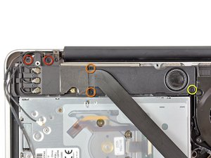 Langkah 5 — Mengangkat Modul AirPort/Bluetooth dan Subwoofer