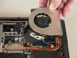 Langkah 4 — Mengangkat Layar Laptop