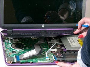 Langkah 2 — Lepaskan Keyboard dan Akses Komponen Dalam