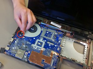 Langkah 7 — Menghilangkan Motherboard