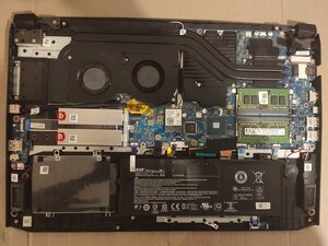 Langkah 3 — Mengeluarkan M.2 Drives