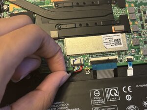 Langkah 6 — Mengangkat kabel baterai