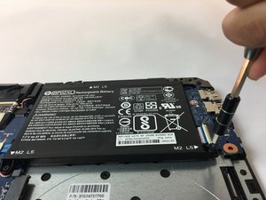 Langkah 4 — Buka Panel Belakang Laptop