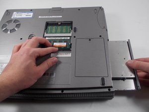 Langkah 4 — Mengeluarkan CD Drive dari Laptop