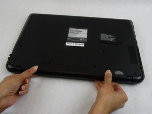 Langkah 3 — Lepaskan sekrup dan kabel touchpad