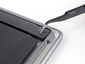 Langkah 3 — Lepaskan Adhesive Strip Speaker