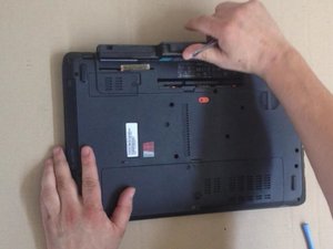 Langkah 1 — Matikan Laptop dan Lepaskan Baterai