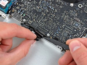 Langkah 10 — Melepaskan Kabel Keyboard