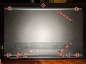 Langkah 1 — Mengganti Tutup Bawah Laptop